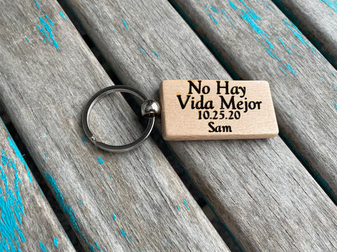 Quote Keychain- "No Hay Vida Mejor” with a name and date of your choice." -Wood Keychain