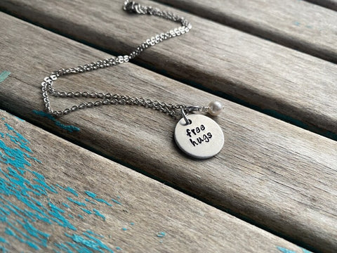 Inspiration Necklace "free hugs" with an accent bead in your choice of colors